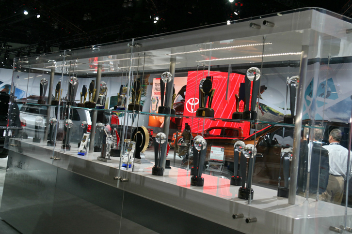 こちらはトヨタのトロフィー用ショーケース。ここまでにぎやかな賞のディスプレイは、欧州のモーターショーで見られない。