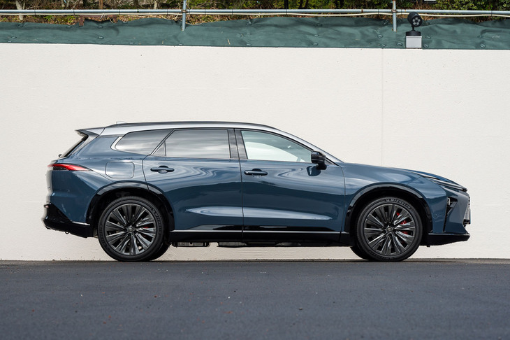 サイドビューは純ワゴンといった印象の「クラウン エステート」だが、その全高は1625mmと、クラウン4兄弟のなかで最も背が高い。