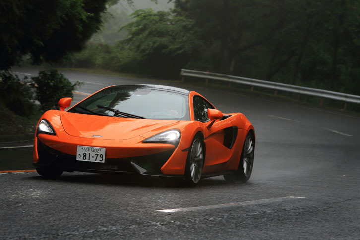 「570GT」のテーマは快適性の向上。サスペンションのスプリングレートは前が15％、後ろが10％ソフトに設定されている。