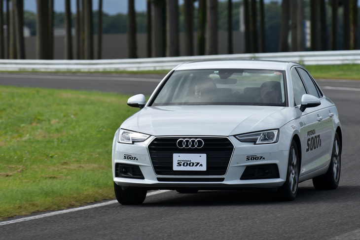 ドライハンドリング路面を行く。ターンインでのシャープさとコーナリング時のグリップの高さが印象的だった。