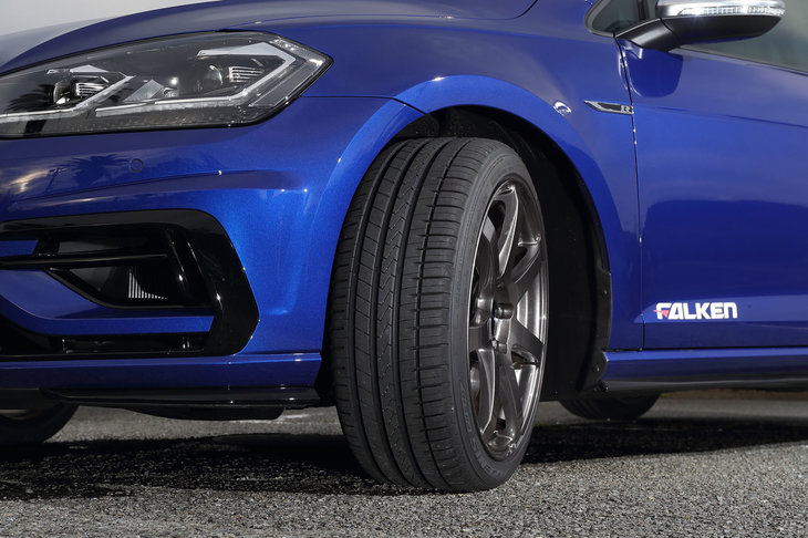 「AZENIS FK510」には見た目にも分かりやすいトレッドパターンだけでなく、コンパウンドの配合やサイドウオールの断面形状など、各所に操縦安定性能とウエットグリップ性能を高めるための工夫が施されている。