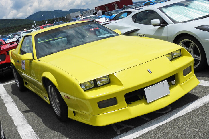 こちらも往年の名車として名高い3代目「シボレー・カマロ」。クルマのそばでオーナー氏の出現を待っていたのだが遭遇できなかった。プログラム盛りだくさんのイベントだから、仕方ないね。