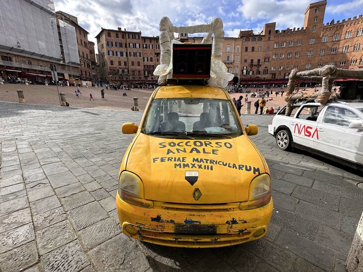 「アナル救急隊」と記された初代「ルノー・カングー」。