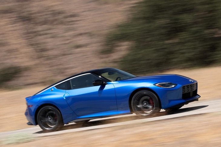 6気筒の咆哮（ほうこう）を響かせながら、「Z」が駆け抜ける！ その走りについては、ドライバーとの一体感が重視されているという。