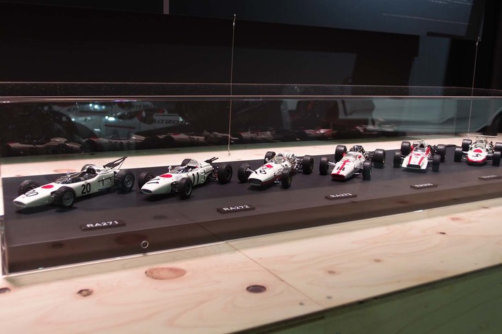 「RA271」（写真左端）ほか、歴代ホンダF1マシンのミニチュアカー。