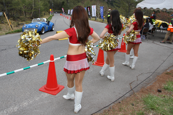 フィニッシュしたマシンを祝福するチアガール。