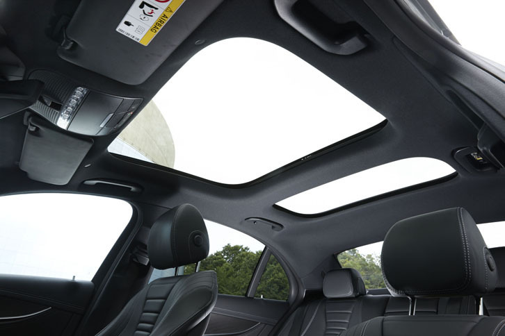 パノラミックスライディングルーフは、本革シートなどとのパッケージオプションとして用意される。