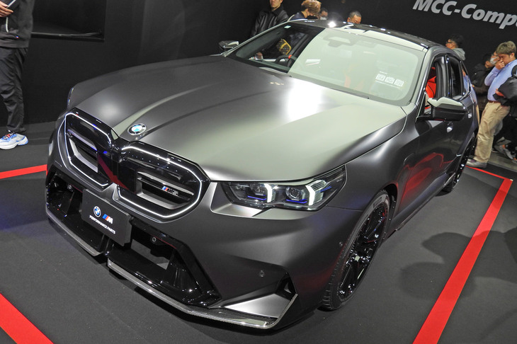 「Mパフォーマンスパーツ」を装着した「M5」。