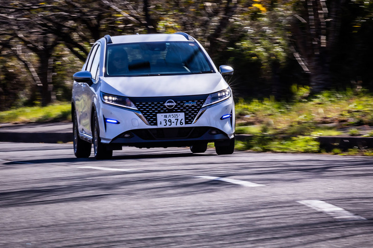 車高アップスプリングの採用やダンパーの減衰力を変更するなどし、サスペンションを専用チューン。最低地上高の引き上げだけでなく、乗り心地の向上も足まわりの開発目標とされた。