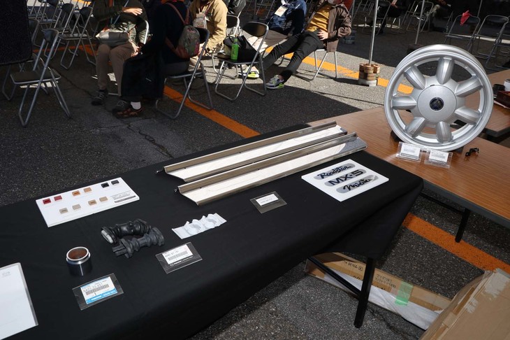 クラシックマツダにより復刻されたNA「ロードスター」のパーツ類の展示。これまでアッシーでしか供給がなかったブレーキキャリパーのピストンも単品購入可能となったとのこと。現在、レストアについてはNA6型のみの対応だが、部品に関してはNA8型のものも復刻品が登場しているという。