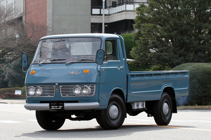 1969年「エルフ」。68年にフルモデルチェンジした2代目エルフである。俗に「エルフブルー」と呼ばれるブルーのボディーカラーを最初に採用したモデルだが、ブルーの色目はこんなに地味だった。2.2リッター直4のディーゼルエンジンを積む。