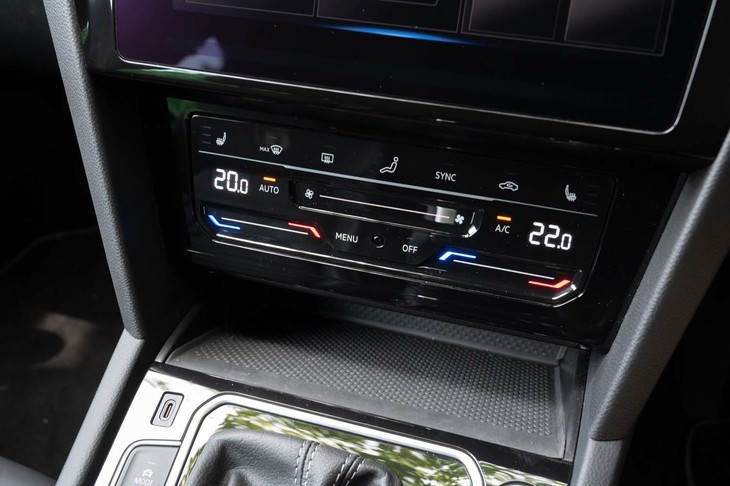 エアコンの操作系からダイヤルやメカニカルスイッチが廃止され、タッチ式のスイッチとスライダーに改められた。