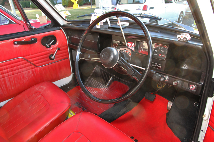 「N360M AT」のシフトセレクターは、MT仕様とは異なりステアリングコラムから生えている。ホンダマチックというと、初代「シビック」などに使われていたスターレンジ付きの2段式が有名だが、ホンダ初のATだったこれは3段式。しかも1、2、3速へのマニュアルセレクトも可能なフルオートマチックという高級な仕様だった。ちなみに当時、このほかに存在した国産の3段AT（3段が最多段だった）は、トヨタの「クラウン」の高級グレードと「センチュリー」用のトヨグライドのみだった。赤いシートやドア内張もオリジナルである。