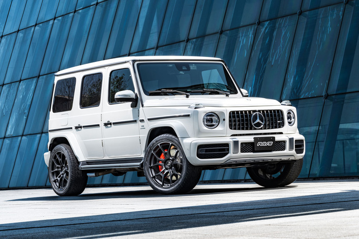 本格オフローダーでありながらプレミアムSUVというキャラクターで引く手あまたの「メルセデス・ベンツGクラス」。レイズの高性能ホイール「G025GC」は、そのポテンシャルをさらに引き出すアイテムとして開発された。