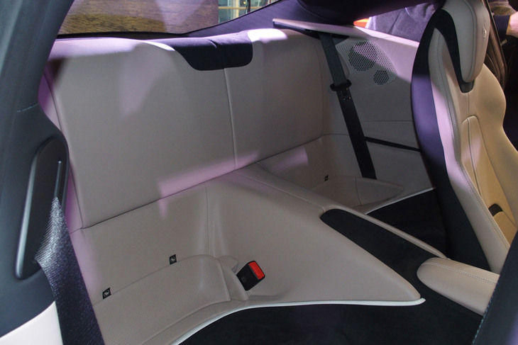 フェラーリ・ローマ（リアシート）