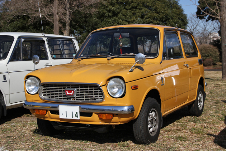 「ホンダNIII360デラックス」。「N360」シリーズは1969年1月にマイナーチェンジを受けて通称NII（エヌツー）となり、さらに1年後の1970年1月に再びフェイスリフトを受けてNIII360に改称。顔つきが大人びたほか、トランスミッションがコンスタントメッシュから一般的なフルシンクロとなるなどの改良が施された。アルミホイールはノンオリジナル。