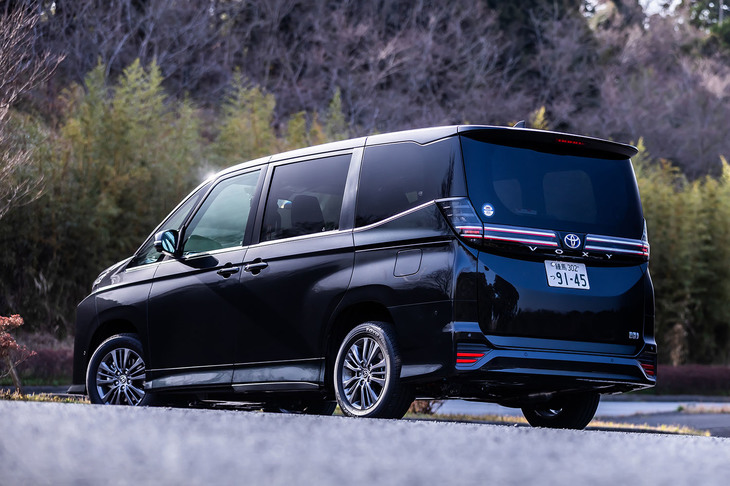 今回試乗した車両のボディーカラーは「グリッターブラックガラスフレーク」と呼ばれる3万3000円の有償色で、これを含め外装色は全6種類から選択できる。