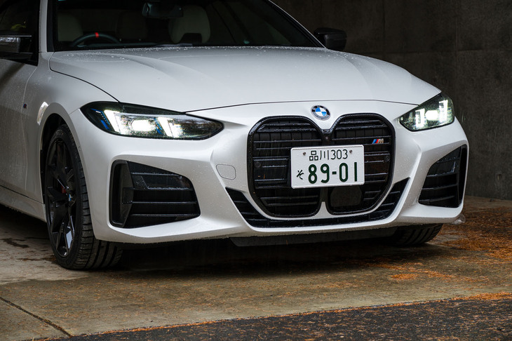 ヘッドランプユニット内のブラックの占める割合が増え、よりシャープな目つきに。グリルの加飾はグレーからブラックに変わった。