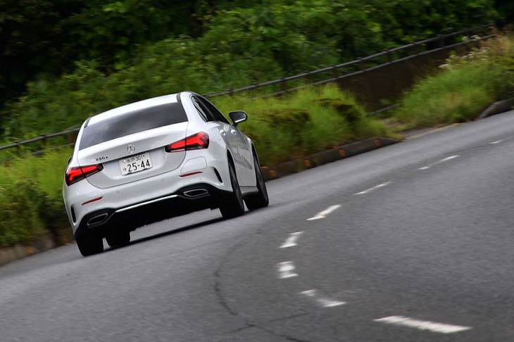 足まわりにはコンフォートサスペンションが組み合わされているが、コーナーにおける「A250eセダン」の身のこなしは上々。