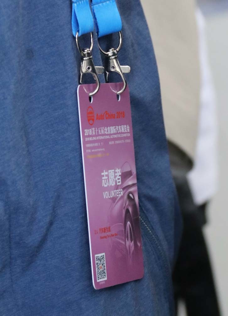 報道窓口を整理していたのは、「志願者Volunteer」と書かれたカードを下げた若者たちだった。聞けば実際に無報酬とのこと。