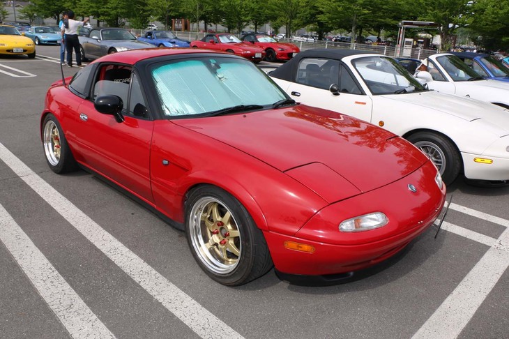 駐車場ウオッチングも、イベントの楽しみのひとつ。今回発見したのは、「NAロードスター」のクーペだ。もちろん、純正ではない。偶然居合わせたユーザーさんに伺うと、アフター品として作られた海外メーカーのものらしい。こんな貴重な仕様に出会えるのも、軽井沢ミーティングならでは。