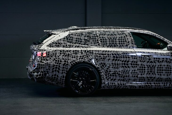 新型「M5」にはワゴンの「ツーリング」も設定される。写真は、カムフラージュが施されたプロトタイプ。