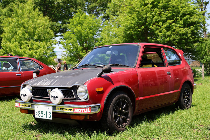 競技車両風にモディファイされ、かなり年季が入った初代「シビック1200RS」。1974年から1年弱だけつくられた初代シビック唯一の高性能版で、2024年秋には現行シビックにも復活するスポーティーグレードの呼称である「RS（Road Sailingの略）」を最初に名乗ったモデルである。