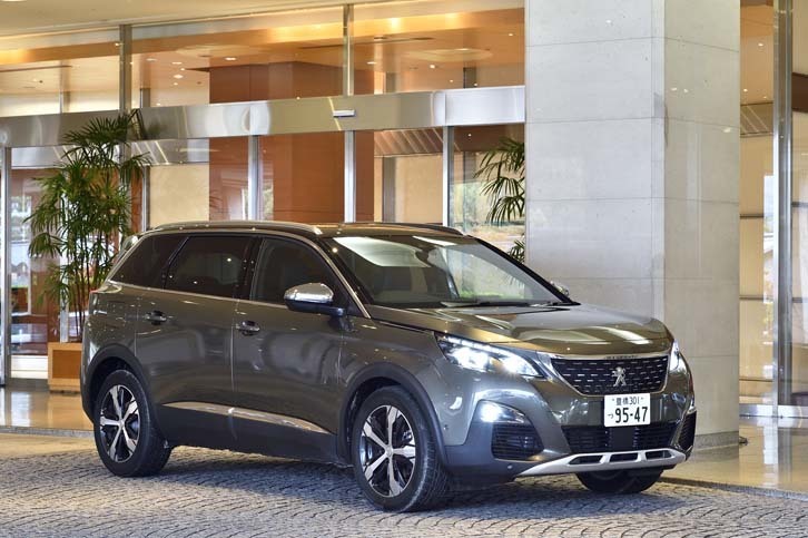 ミニバンタイプだった従来型からスタイルを一新し、新型「5008」はアグレッシブな外観を持つSUVへと生まれ変わった。