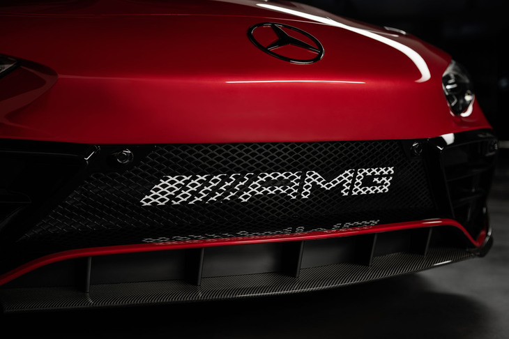 メルセデス・ベンツの車両でおなじみの伝統的なフロントグリルがない代わりに、エアインテークのメッシュ部に「AMG」のロゴがあしらわれている。