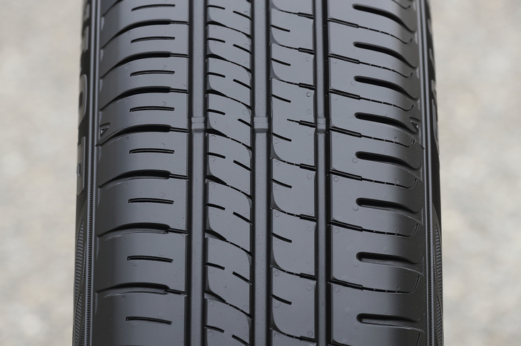 「エナセーブEC204」の非対称トレッドパターン。ランド比をアップさせるとともにアウト側（写真向かって右側）のブロック剛性を高めている。