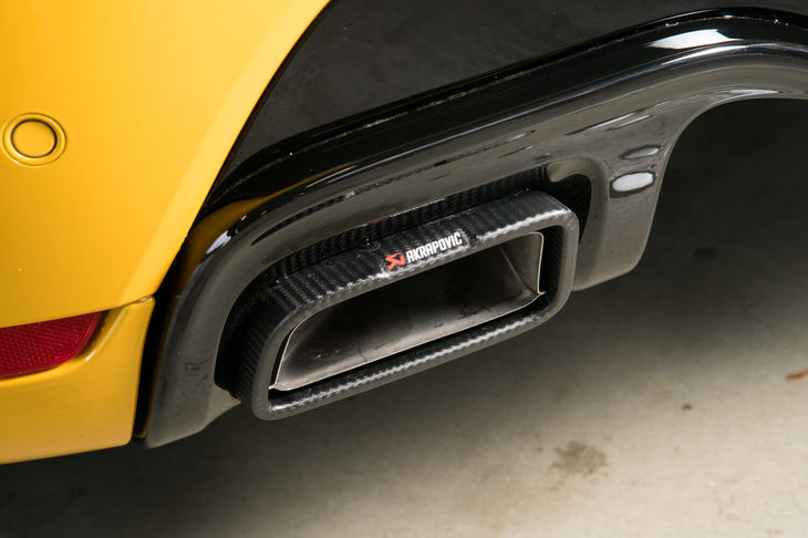 カーボン製のテールパイプトリムが目を引く、アクラポヴィッチ製のマフラー。標準のマフラーより3kg軽量となっている。