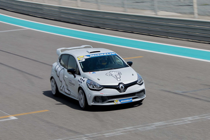 タイヤとブレーキに熱を入れるために1周目は抑えめで周回。2周目から徐々に“探り”を入れていく。豪快にして繊細。スリックタイヤの世界は奥が深い！