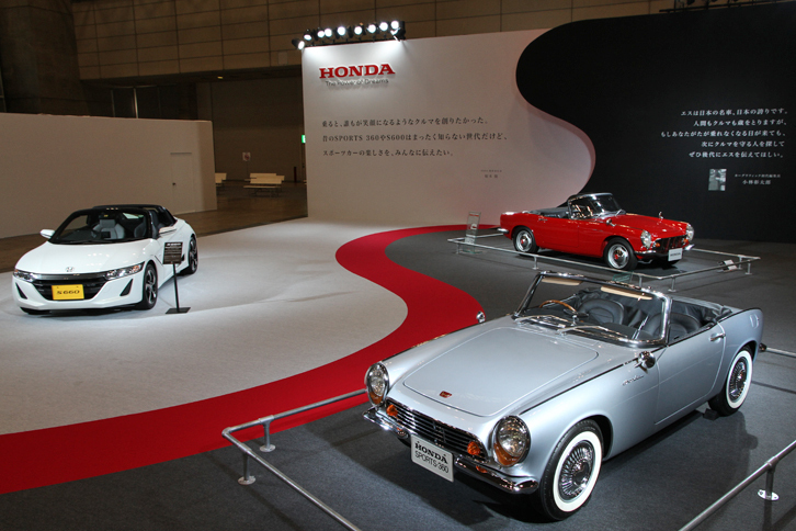 ホンダのテーマは「マイクロスポーツ」。1962年の東京モーターショーに出展されたが、市販化されることなく幻の軽スポーツとなった「スポーツ360」（写真右手前、レプリカ）、64年「S600」（右奥）、そして最新の「S660」（左）の3台を展示。