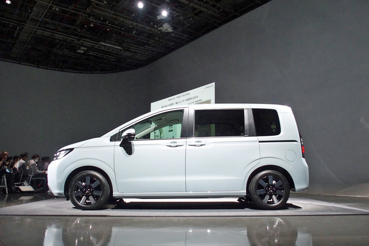 ホンダ・フリードe：HEVエアーEX（サイドビュー）