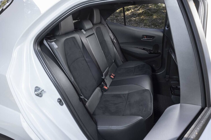 後席は空間的には広々としているが、フロントシートの主張が強すぎるため閉所感がある。