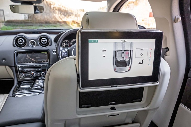 「10.2インチHDリアシートエンターテインメント」はオプションとなる装備。後席も左右独立して空調調整が可能になっている。