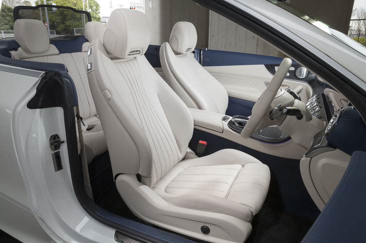 テスト車には、ナッパレザーのシートや首元に温風を吹き出す「エアスカーフ」（前席のみ）などを組み合わせたセットオプションの「レザーパッケージ」が装着されていた。