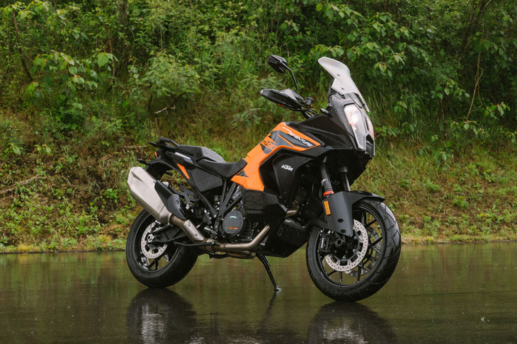 ラインナップは、オンロードでのロングツーリングに好適な「S」と、悪路走破性を追求した「R」の2種類である。