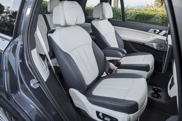 テスト車は左右独立仕様の2列目シート（オプション）がチョイスされていた。前席から続くセンターコンソールにはカップホルダーが備わる。