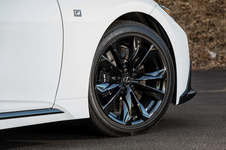 “Fスポーツ”専用デザインの20インチアルミホイール。試乗車には、ブリヂストンのランフラットタイヤ「トランザT005」が組み合わされていた。