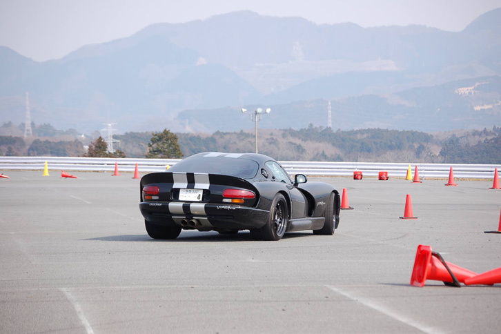 オートクロスのコースを走るわが「バイパー」。車内の記者は、「おかしいな。ABSがガガガー！ と利くはずなんだけど」と首をかしげっぱなしだった。（写真＝オートクロス事務局）