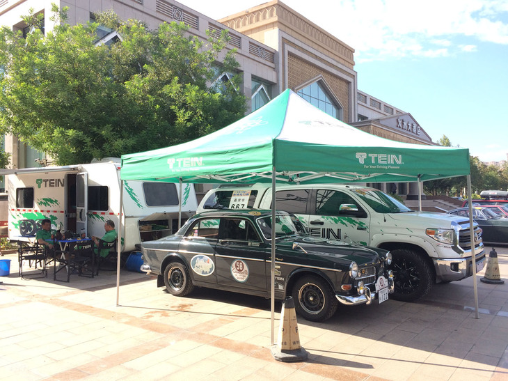 かつて参加したオランダから北京までの1万5000kmをクラシックカーで走るシルクロード・ドライブの途中で出迎えてくれたテインサポートチーム。こういう体制で中国ラリー選手権イベントでテインユーザーのサポートに出向いていた（その後中央政府の方針で下火になってしまった）。