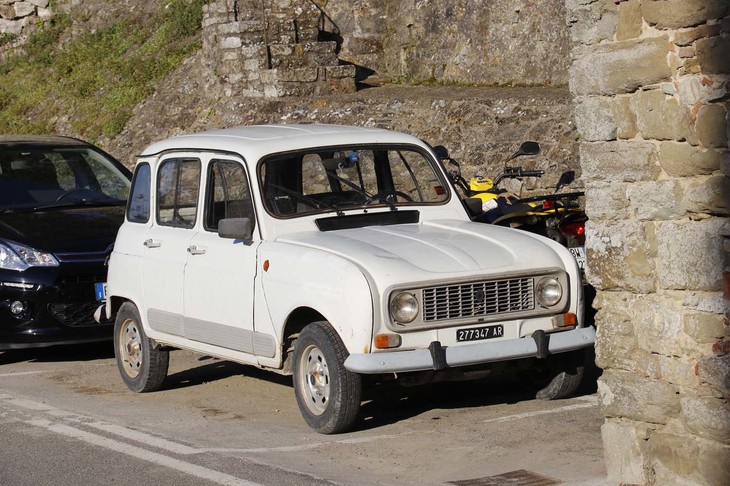 イタリアでは長年ルノー車の人気が根強い。写真は2019年6月、アレッツォ県にて撮影。
