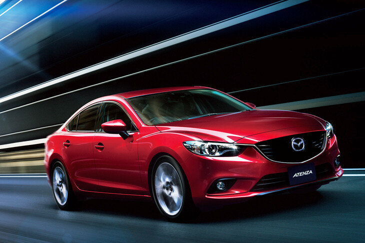 2012年10月に受注開始、同年11月に発売された3代目「アテンザ」。前年発表のコンセプトカー「雄（TAKERI）」をベースとした、ダイナミックなデザインが特徴だった。
