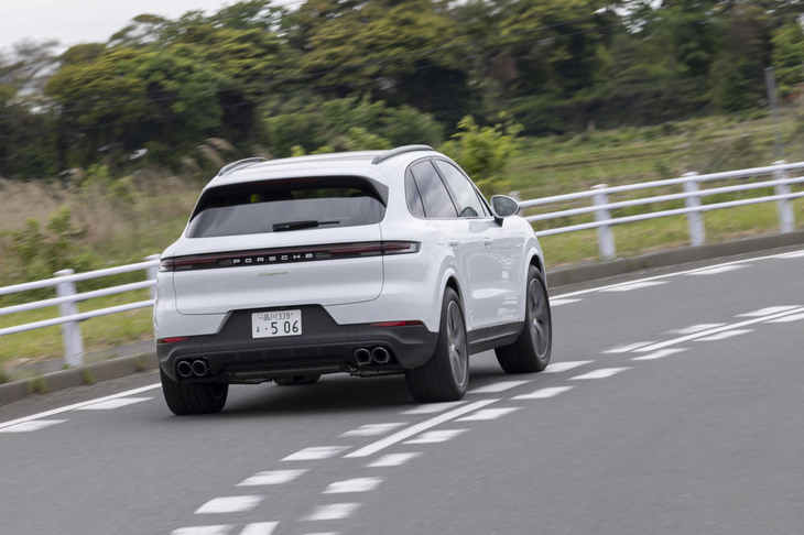 右コーナーを行く。オプションのリアアクスルステアリングの効果もあってスイスイと曲がれる。