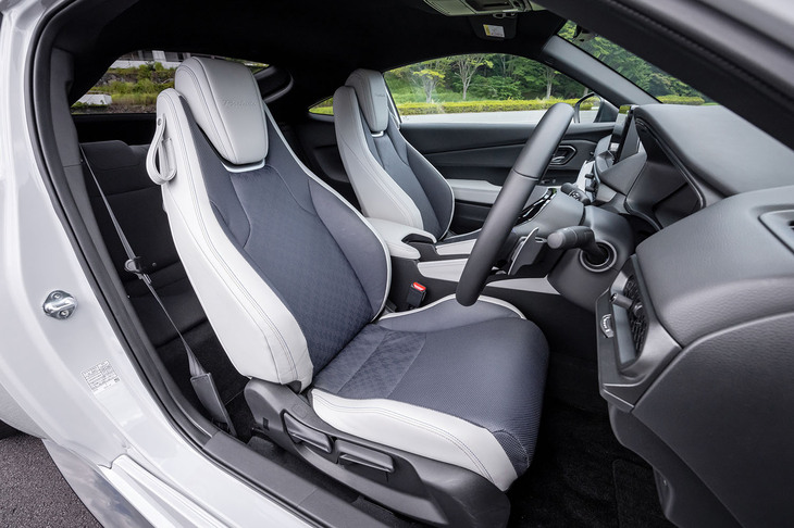 「ブルー×ホワイト」がメインカラーとされる新型「プレリュード」のインテリア。運転席にはスポーツ走行に適したホールド性を高めたシートが採用される。調整機構はすべて手動式となる。
