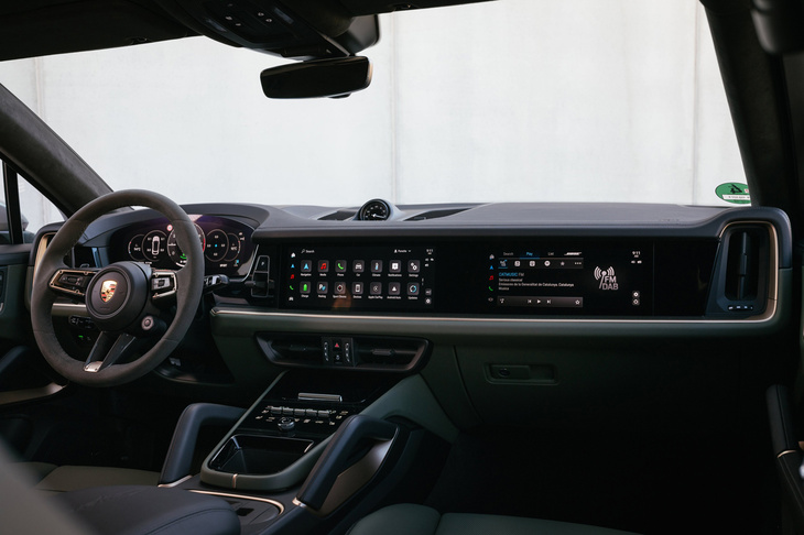 四角い横基調のダッシュボードが目を引くインストゥルメントパネルまわり。12.6インチの液晶メーターや12.3インチのセンターディスプレイに加え、オプションで10.9インチのパッセンジャーディスプレイも設定されている。