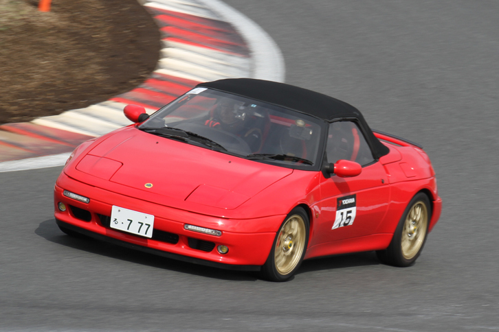 ロータス史上唯一のFF車であるコードナンバーM100こと2代目「エラン」。いすゞ製の1.6リッター直4 DOHC 16バルブエンジンを積む。