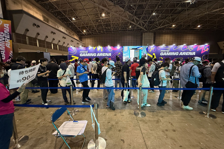 実際のフォーミュラEが走行するコースを再現した、レーシングシミュレーターを楽しめるゲームアリーナ。その人気はとても高く、終日にわたり長蛇の列ができた。同ブースを訪れたときの待ち時間は、90分（！）とあった。