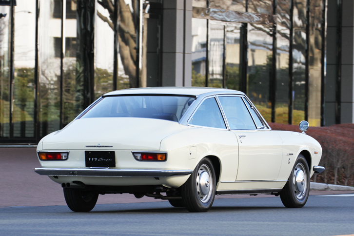 「117クーペ」のリアビュー。微妙なカーブを描くトランクリッドなどに、ほぼ同時代のジウジアーロの作品である「フィアット・ディーノ クーペ」との近似性が感じられる。